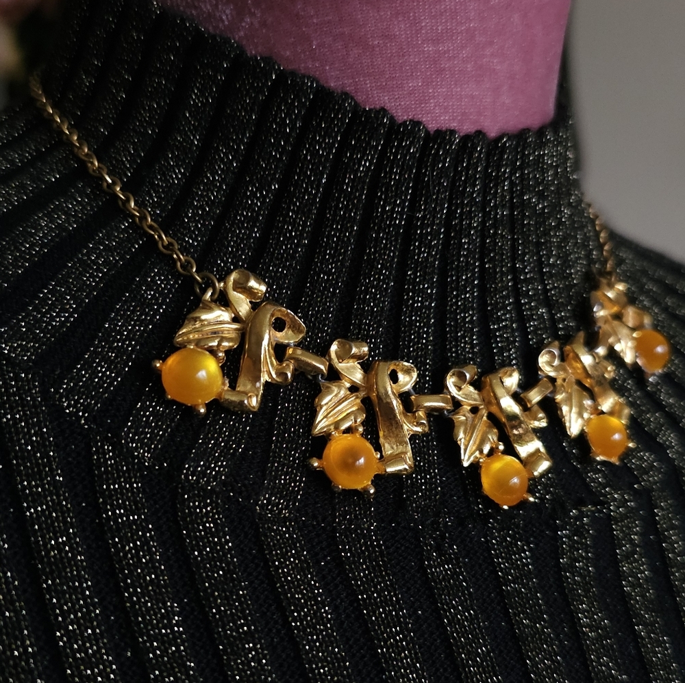 1950's Moonglow Thermoset Lucite Necklace. Vintage Necklace. Moonglow. - Picture 3 of 11